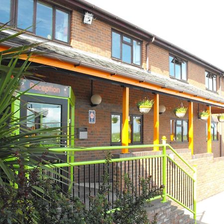 Happy Guests Lodge Lower Whitley Exterior foto