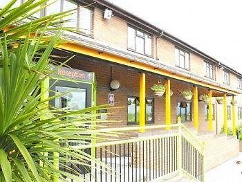 Happy Guests Lodge Lower Whitley Exterior foto