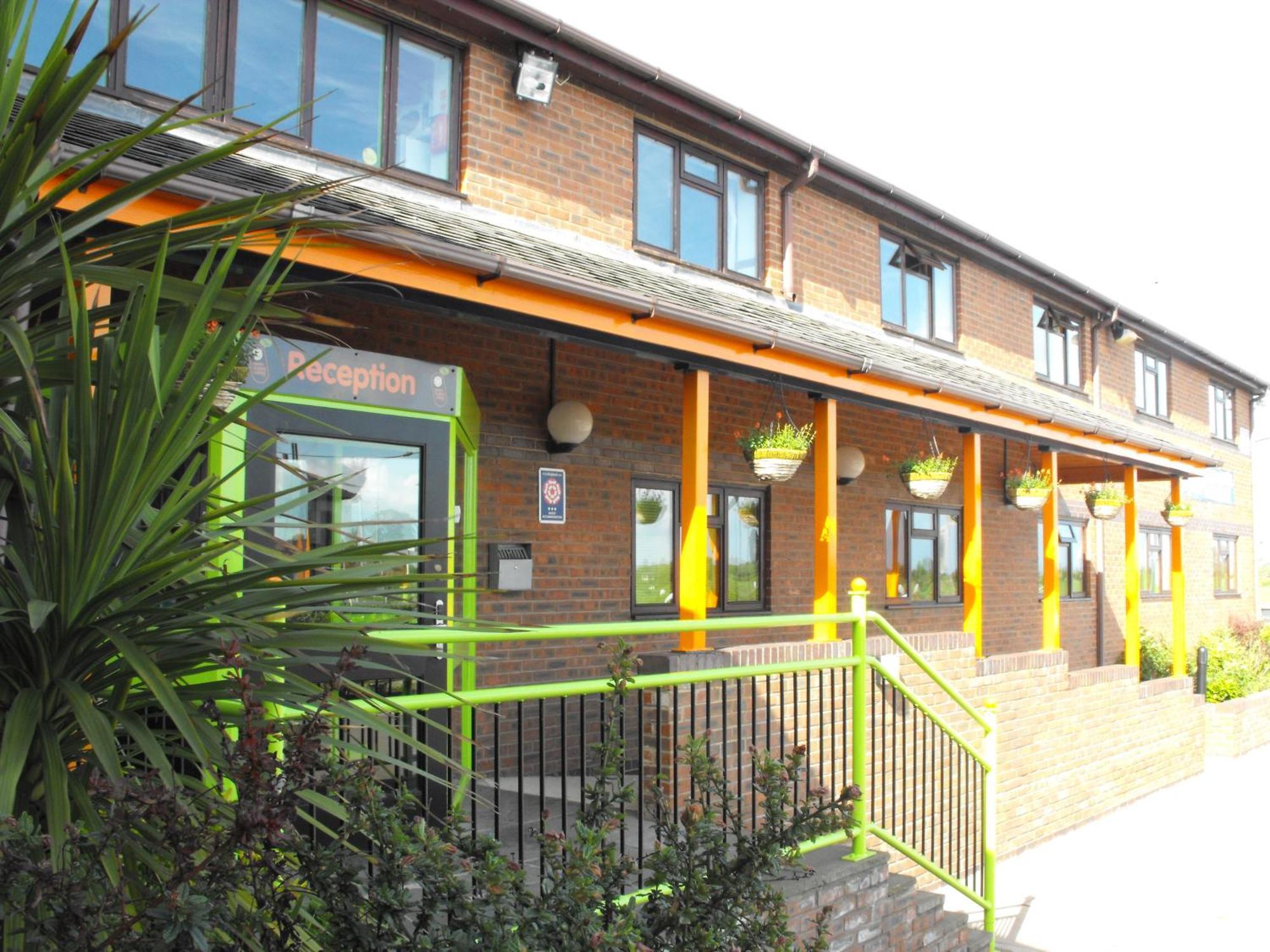 Happy Guests Lodge Lower Whitley Exterior foto